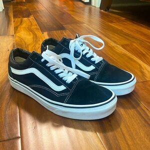 Women’s Vans Old Skool shoes- size 8